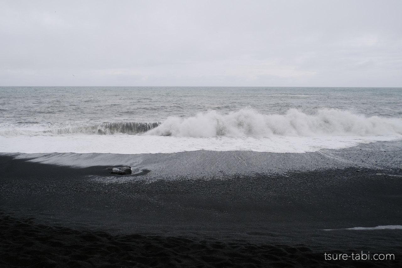 ブラックサンドビーチの波