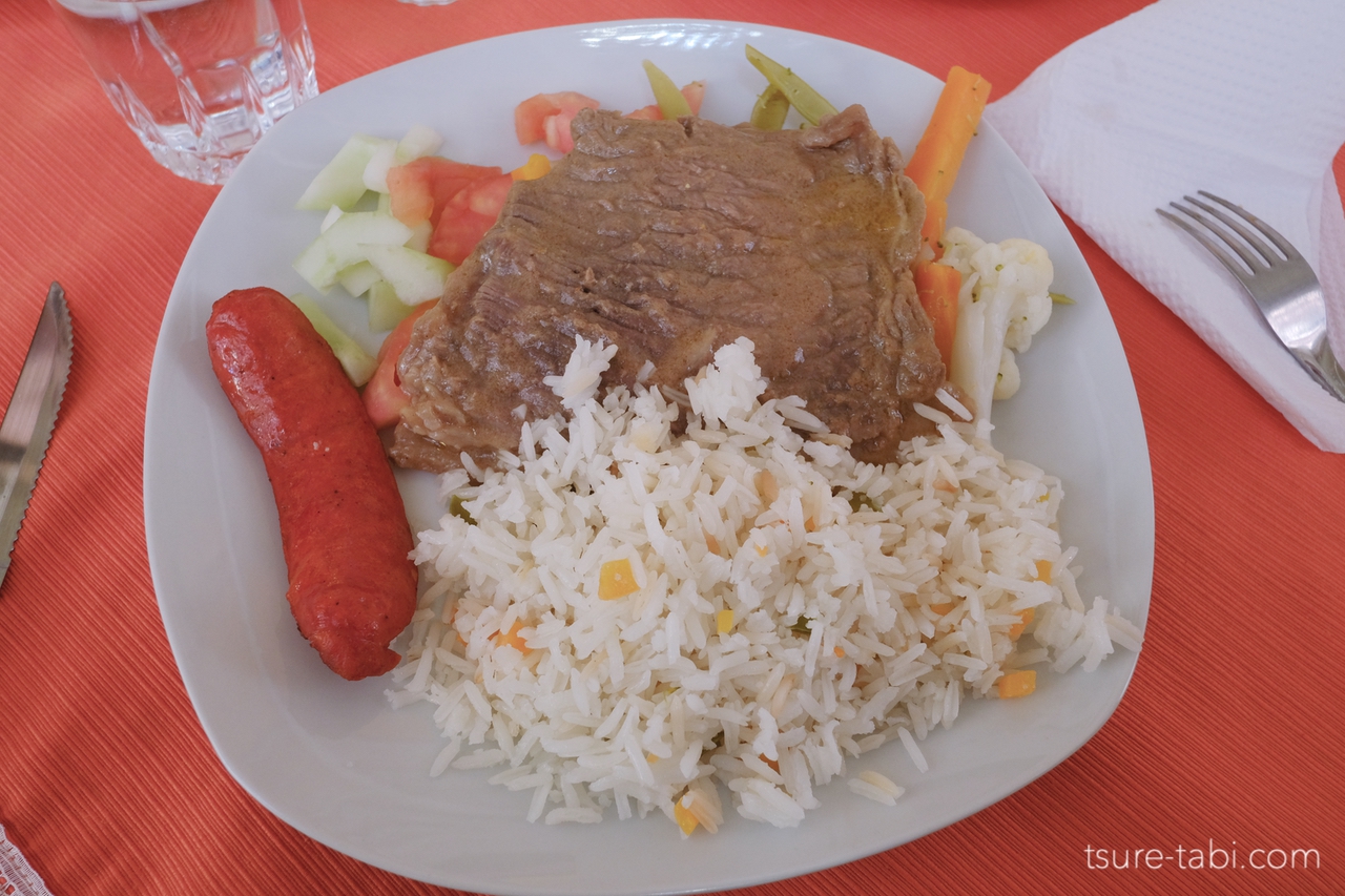 ウユニ塩湖ツアーの昼食