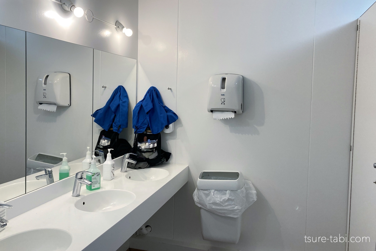 アイスランド　キャンプ場　トイレ